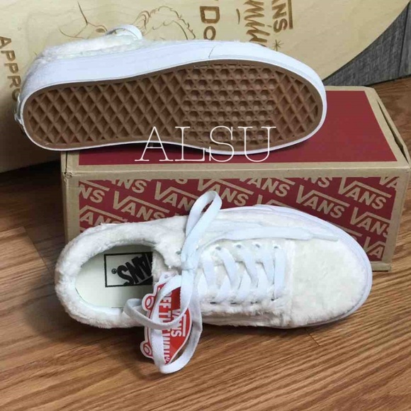 NWT VANS Old Skool Sherpa Faux Fir White Kid’s - Picture 7 of 8